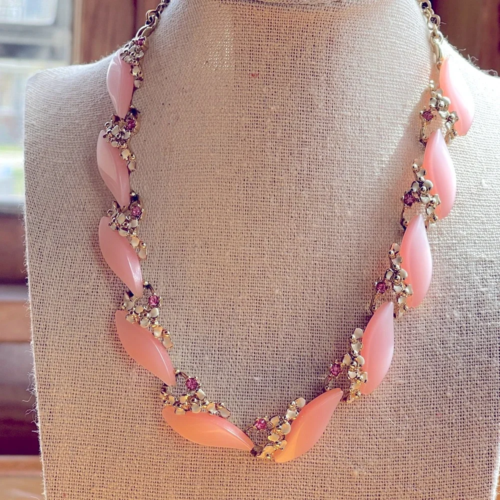 Vintage powder pink thermoset choker necklace with flowers and rhinestones - Picture 1 of 9